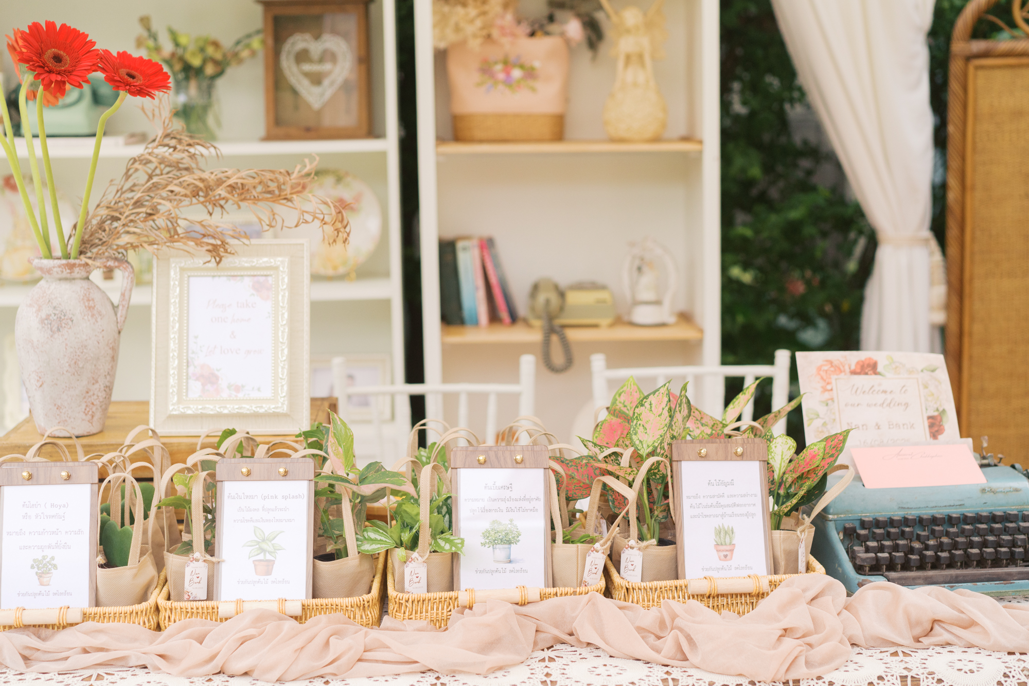 thai wedding photo at Maison de Mamie wedding venue, garden wedding, Thai wedding ceremony, Thailand wedding destination,
Thailand wedding venue, vintage wedding